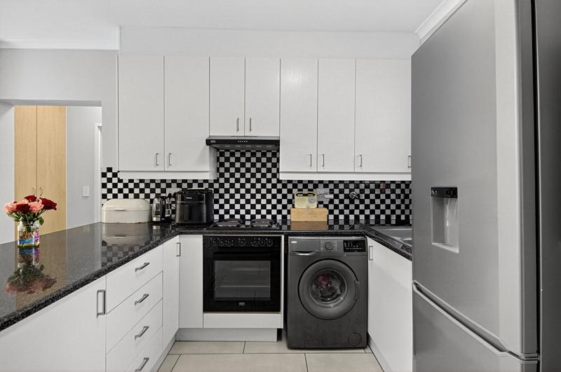 To Let 2 Bedroom Property for Rent in Somerset West Western Cape